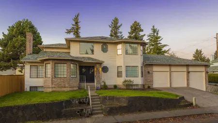 Spacious 5,000+ sq ft house, Close to PDX Airport Отели в г. Грешам