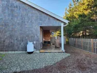 New Modern Townhouse, only short walk to the beach