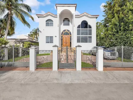 VIP Luxury 5 BR OceanFront Villa | Heated Pool & Dock | Free Parking & WiFi