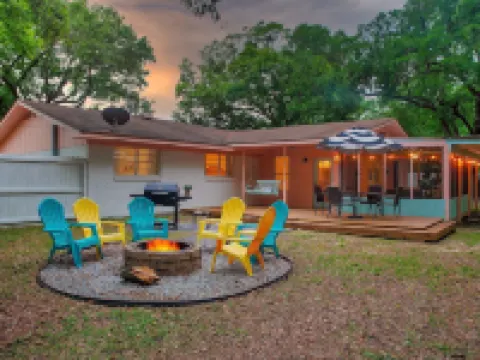 Charming cottage near beach: Fenced Yard, Firepit, Pets OK, King Bed - Sleeps 8 長灘酒店