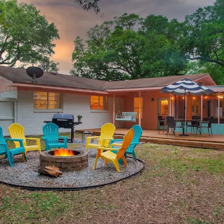 Charming cottage near beach: Fenced Yard, Firepit, Pets OK, King Bed - Sleeps 8