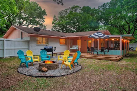 Charming cottage near beach: Fenced Yard, Firepit, Pets OK, King Bed - Sleeps 8 Отели рядом с достопримечательностью «Long Beach Yacht Club»