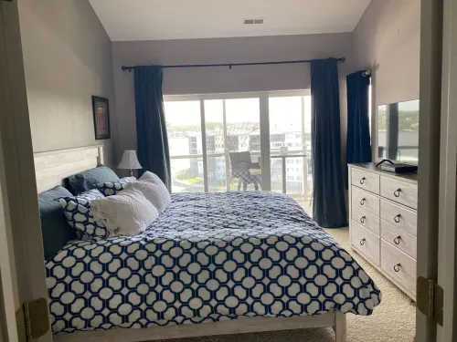 6th Floor Views!! 2-Bedroom, 2-Bathroom. Beautiful Lakeside Pool!