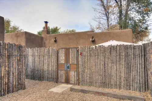 So Close! Perfect Southwest Casita 3 Blocks Plaza, 2 to O'Keeffe - Casita Ristra