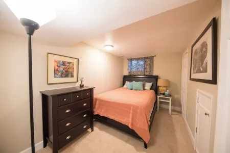 COZY Lower Level 3 Bedroom Private Suite in South Boulder Отели в г. Боулдер