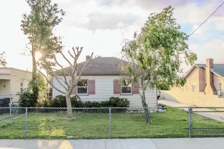 Cozy, Private, & Safe 3 Bed Home - 2 Min from DTR & UCR Отели рядом с достопримечательностью «Калифорнийский университет в Риверсайде»