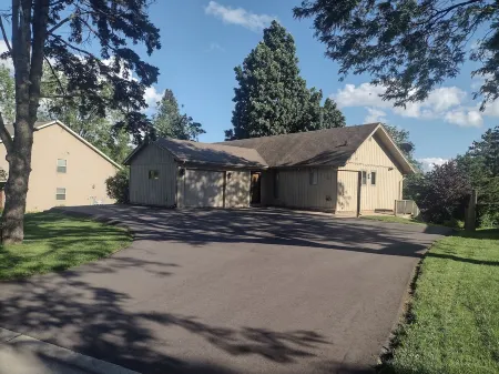 Traveling RN's - Jacuzzi tub and Only 5 blocks to St Clare Hospital Отели рядом с достопримечательностью «Университет Висконсин в Барабу / Сок»