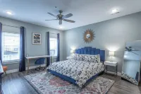 Spacious Southside Townhouse w/ Rooftop Deck