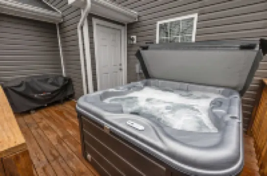 Bourbon Chaser- Horse Park 12min, Ark 30min, Hot Tub, 4 Bedrooms, Walk Downtown