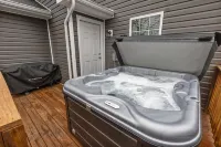 Bourbon Chaser- Horse Park 12min, Ark 30min, Hot Tub, 4 Bedrooms, Walk Downtown