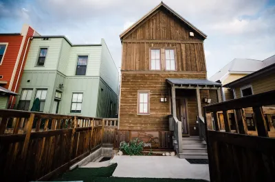 River Park Retreat! Best location in South Main, 25 yds to park. 4Bd+1, 2.5Ba