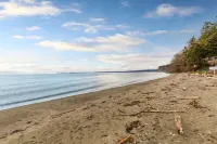 Whidbey Waterfront Retreat- Steps to Beach-Fireplace- Reading Nook