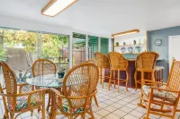 Tropical Gardens,4 Bdr, Large Yard, Pool, 5 min Walk to Beach,Koi Pond, Kailua - Private Pools