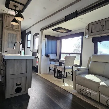 Romantic Stay in Beautiful New RV on 30 Acres
