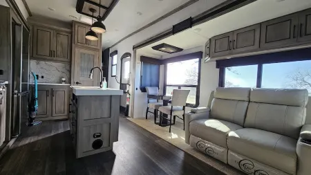 Romantic Stay in  Beautiful New RV on 30 Acres Отели в г. Альворд