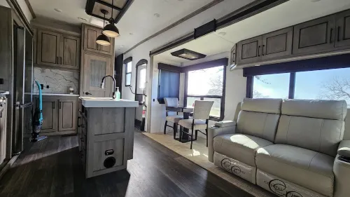 Romantic Stay in  Beautiful New RV on 30 Acres