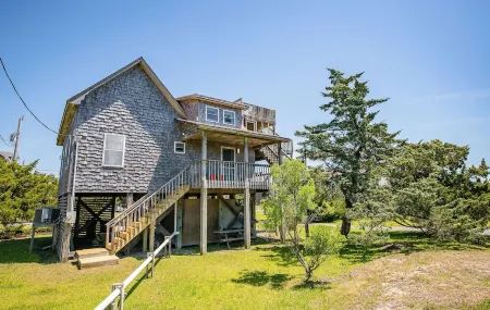 Slice of paradise in Salvo, NC. Pet-Friendly & 5 minute walk to the beach!