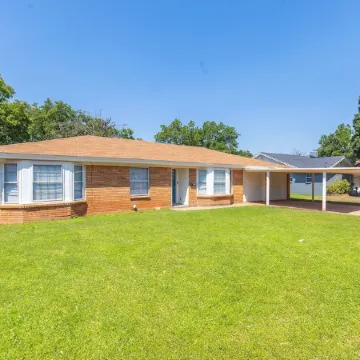 Family-Friendly Retreat: 3BR Home with Game Room & Spacious Backyard Oasis
