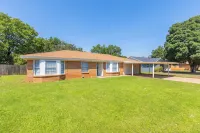 Family-Friendly Retreat: 3BR Home with Game Room & Spacious Backyard Oasis Hotels near Optical Express