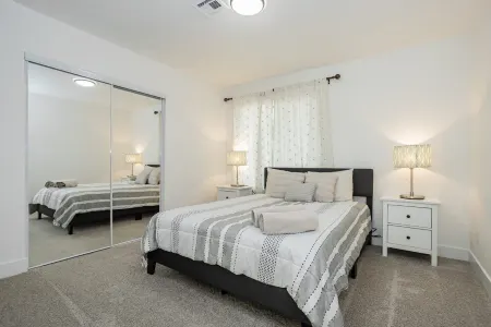 Modern 3BR & 2Bath Home away from Home Отели рядом с достопримечательностью «Парк Флойд Лам»