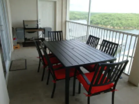 9104 Towers, Fantastic Lake Views! Quiet! Elevators, Indoor/Outdoor Pools. Wifi