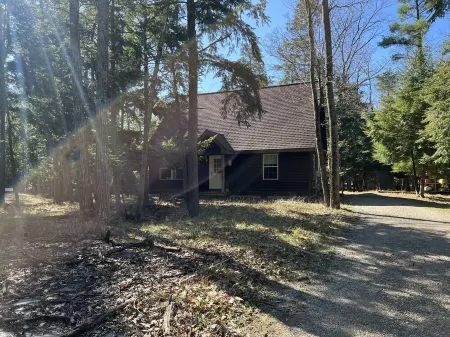 Arbor Pines Egeler - secluded in the woods yet walkable to downtown Glen Arbor! Отели в г. Глен Арбор Тауншип