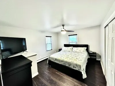 Family Fun Apt! Kid Friendly Loft, Coffee, Popcorn, Snowcones, Games, Poker