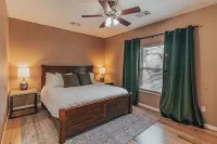 20 mins to Ponca, 20 mins to Harrison, Sleeps 10 - HOT TUB!