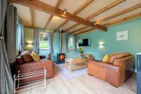 Beautifully Appointed Chalet Ideally located 5 min walk from beach & town centre Hotel a Bude-Stratton