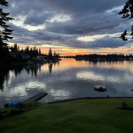 Lakefront Apartment on Beautiful Lake Tapps, Spectacular Views