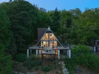Cozy A-Frame w/ Amazing Views, Hot Tub, Game Room, Near Burnsvillle and Marion - 발코니