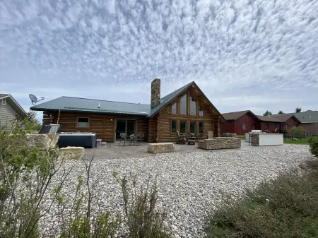 Luxurious Log Cabin & Hot Tub on Golf Course with Spectacular Mountain Views