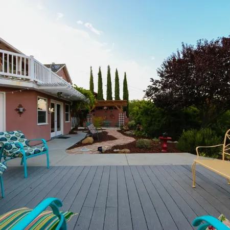 Treetop Lodge - Lose yourself in the views on the westside, close to downtown.
