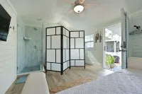 Historic 1930s Cottage + Heated Pool + 12mi to Beaches & 1 mi to Downtown Hotels in Palmetto