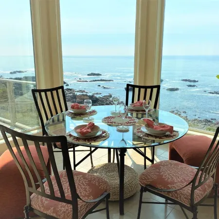 Where Views, Stars & Wildlife Meet: Your Secluded Cliffside Escape Awaits!