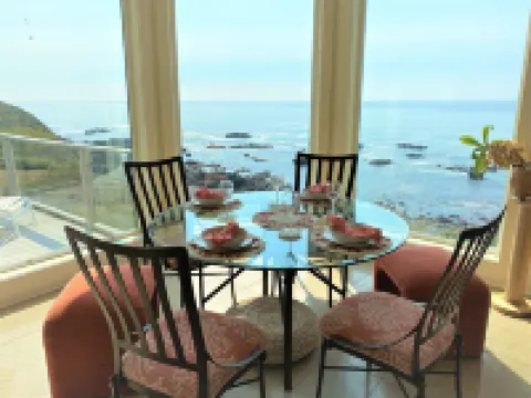 Where Views, Stars & Wildlife Meet: Your Secluded Cliffside Escape Awaits!