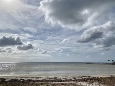 Beautiful condo in walking distance to both the town center and the Bay!