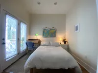 Spacious 2 bedroom apartment next to Forsyth Park