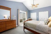 Hot tub open all year! Private heated pool, sleeps 10 near downtown New Buffalo! Hotels in New Buffalo