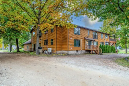 Spacious Condo, Family Friendly, Walk to Private Beach