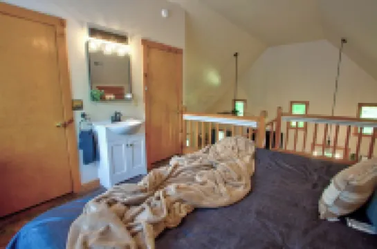 Cozy cabin with mtn view and an awesome media room in charming Townsend.