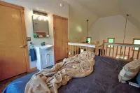 Cozy cabin with mtn view and an awesome media room in charming Townsend.