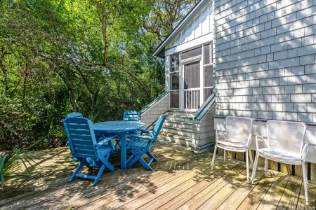 Quiet, Wooded Sanctuary - Near Sunrise and Sunset Beaches - Dog Friendly
