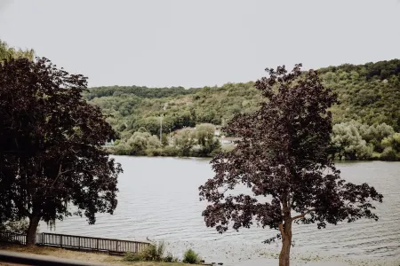 Beautiful apartment on the banks of the Seine at Vernon Giverny sleeps 4 Отели рядом с достопримечательностью «Foret de Bizy»