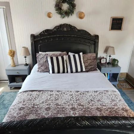 Enjoy the top floor of this victorian house With two suites & a bonus bedroom