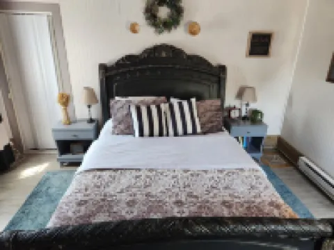 Enjoy the top floor of this victorian house With two suites & a bonus bedroom