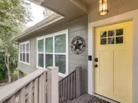 McQueeney Tree-House near lake マックイーニーのホテル