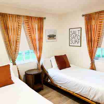 Boho Beach Villa- minutes to the ocean Rooms