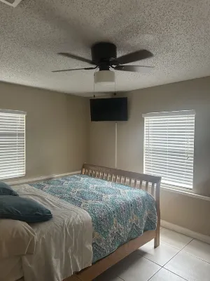 Cozy House by Bush Gardens 뮤지엄 오브 사이언스 & 인더스트리 주변 호텔