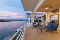 Exceptional 4 Bedroom Riverfront Home with Dock! Sleeps 16